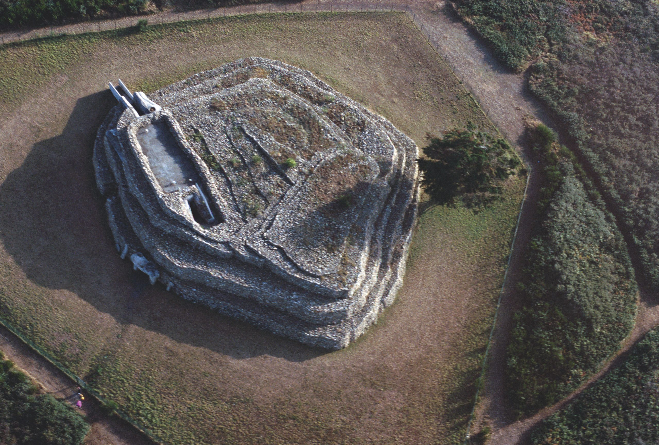 Vue aérienne du cairn de Petit Mont à Arzon (Morbihan)