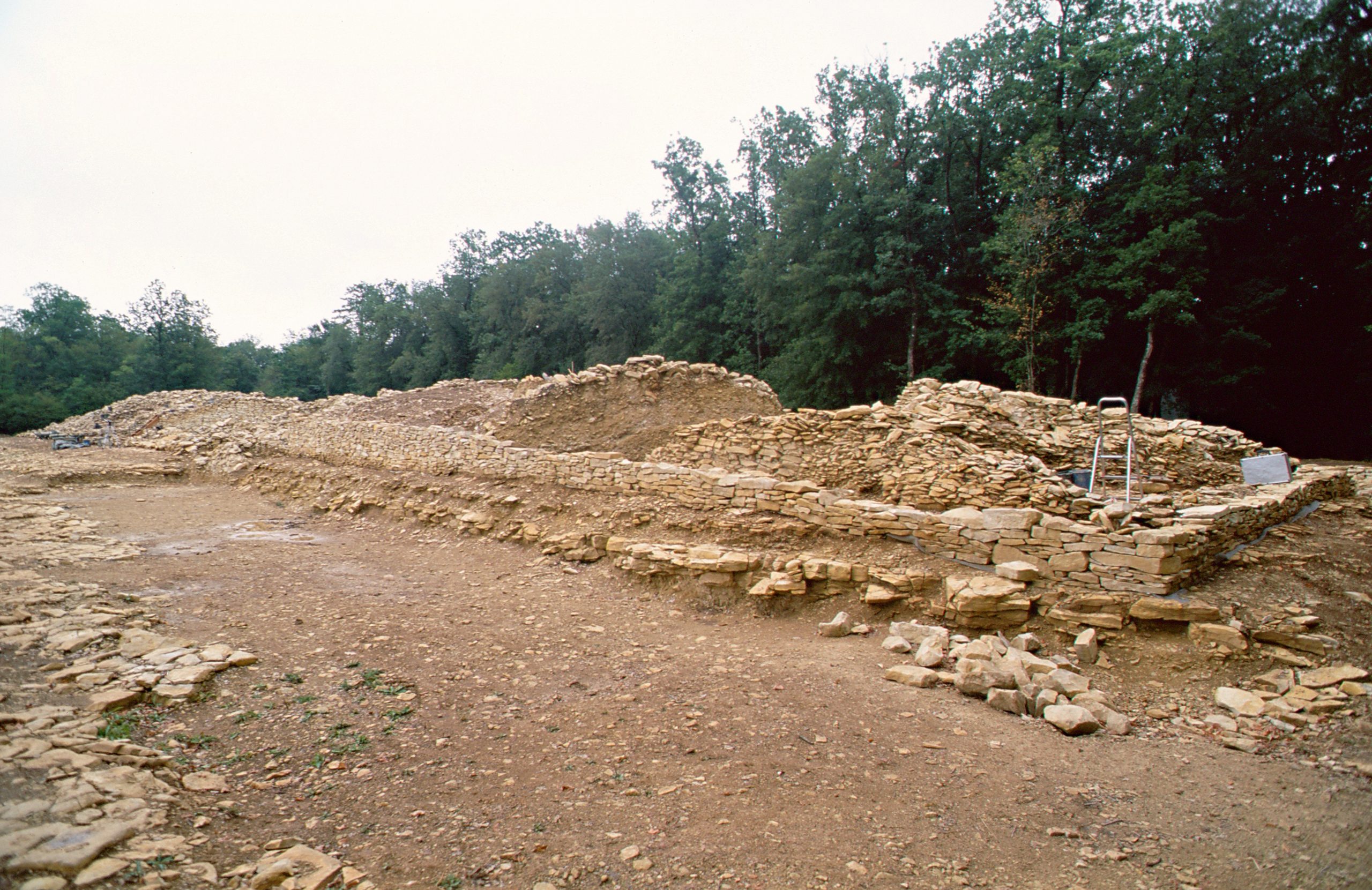 Le cairn en cours de fouille du tumulus du Péré à Prissé-la-Charrière (Deux-Sèvres)