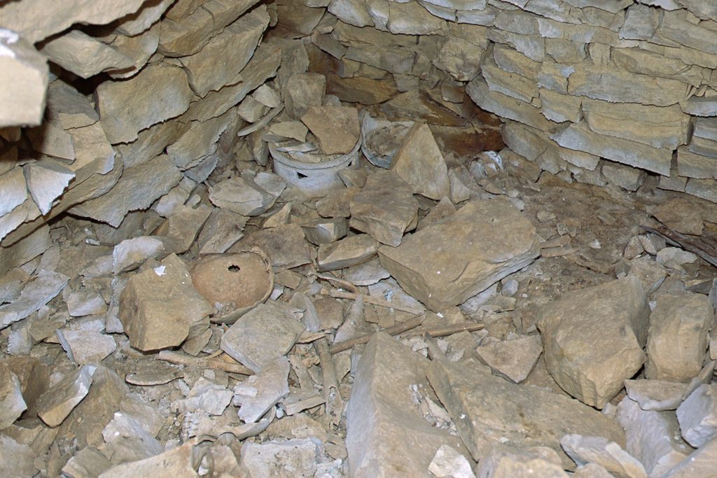 Intérieur de la chambre du dolmen central du tumulus du Péré à Prissé-la-Charrière (Deux-Sèvres)