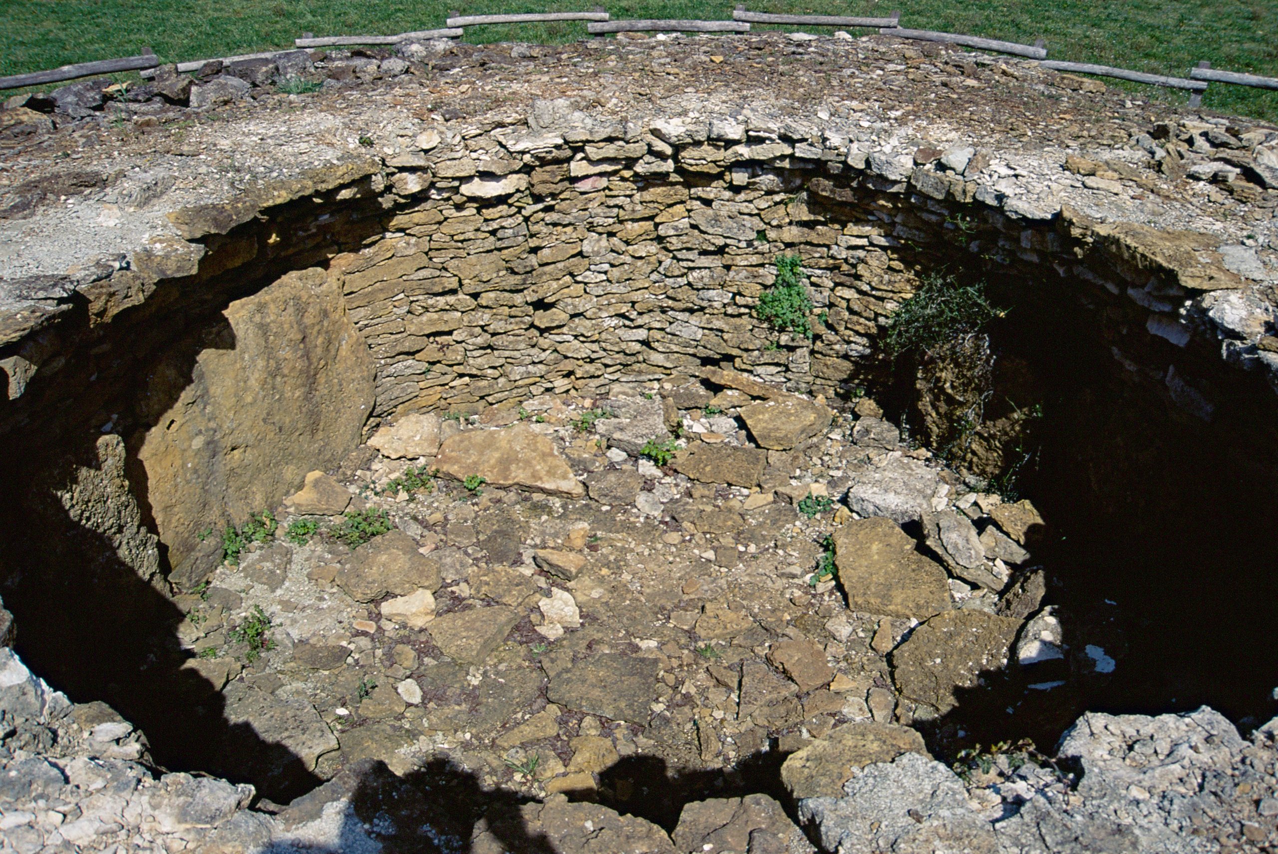 Vue du départ de l’encorbellement du dolmen de Cous à Bazoges-en-Pareds (Vendée)