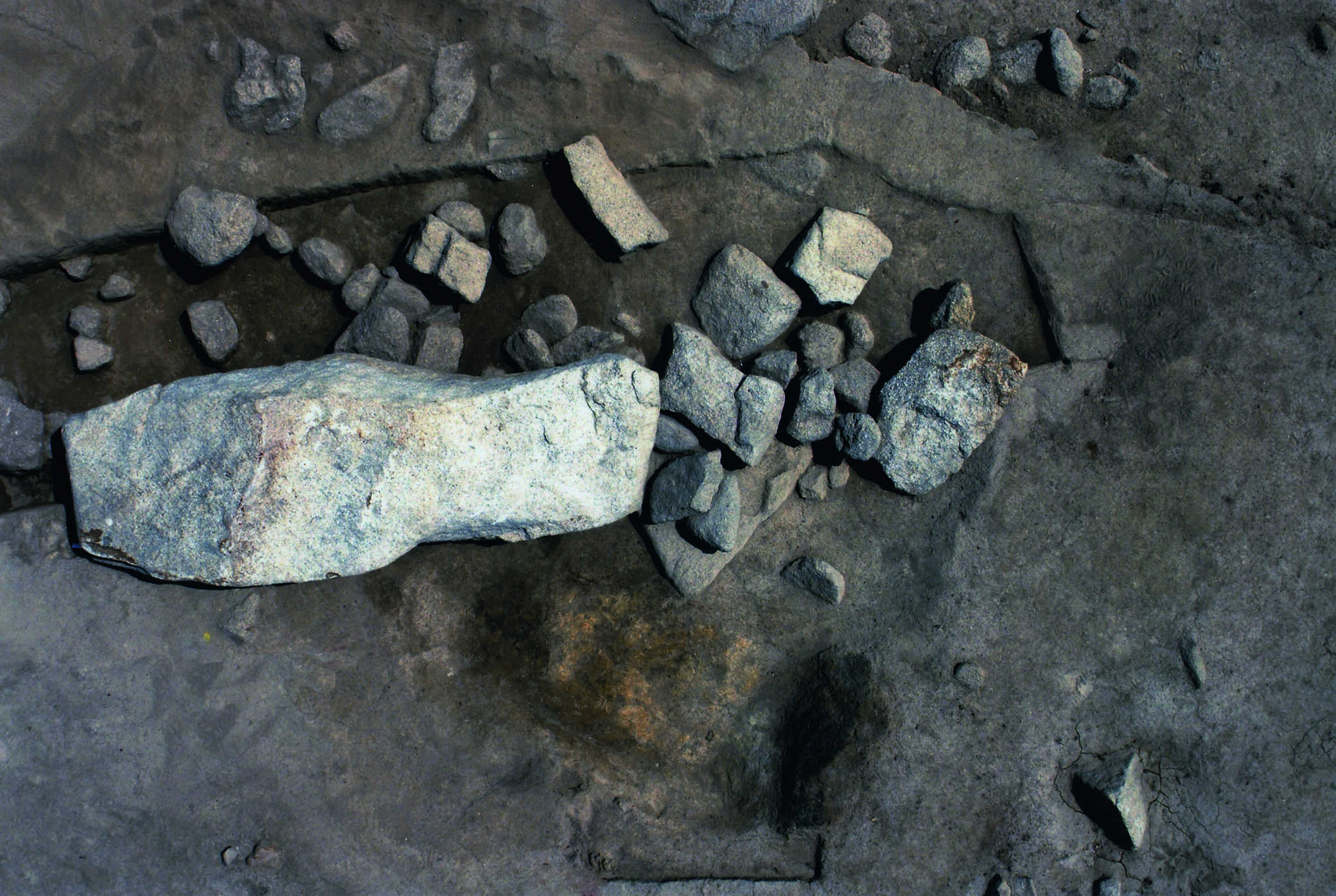 Autre menhir lors du décapage de l’alignement de Kerdruellan à Belz (Morbihan)
