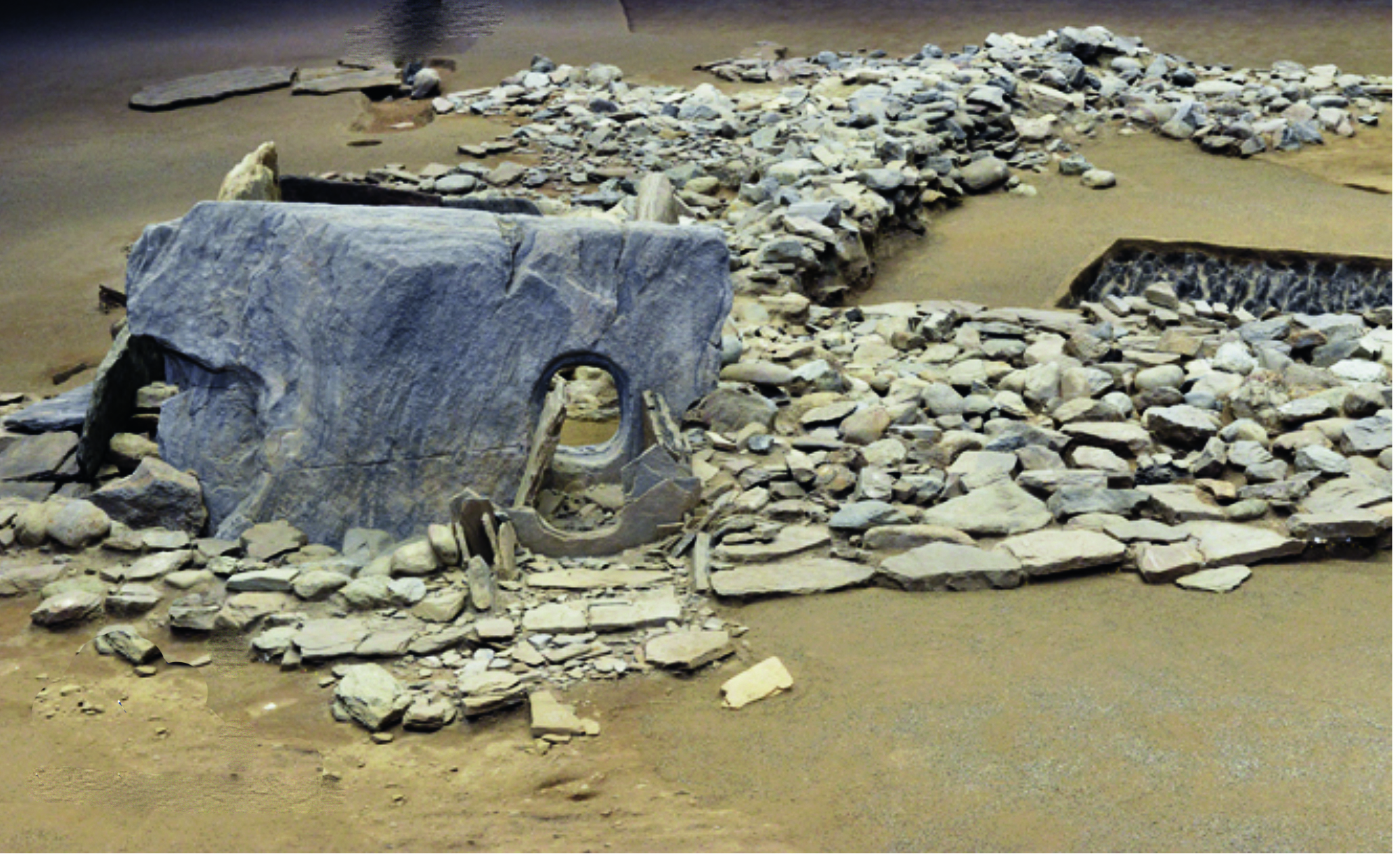 L’entrée du dolmen de Saint-Martin-de-Corléans à Aoste (Italie)