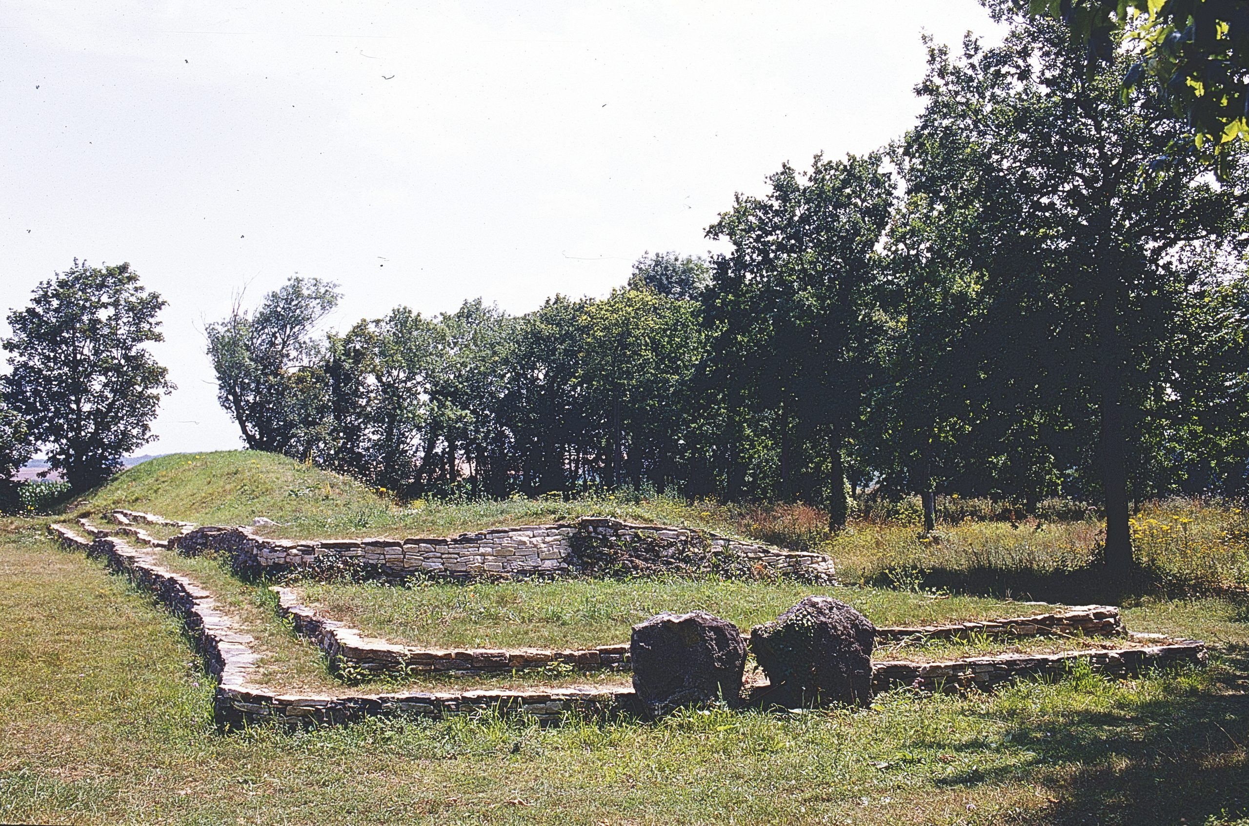 Le long tertre du tumulus de Colombiers-sur-Seulles (Calvados)