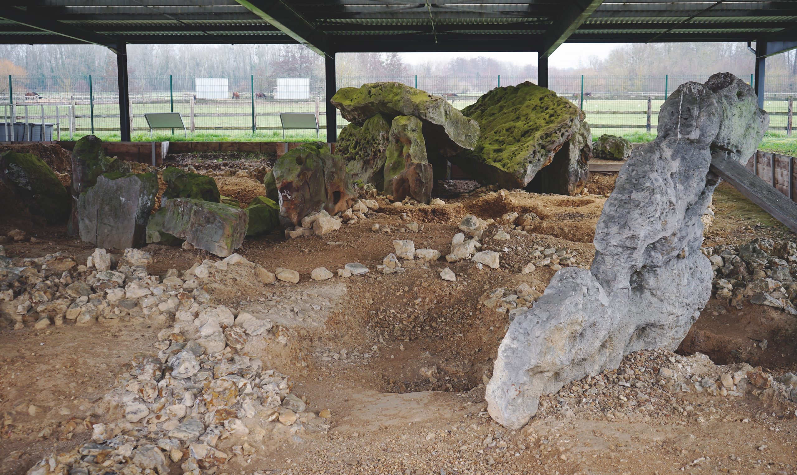 Le menhir ancienne table du dolmen Petit à Maintenon (Eure-et-Loir)