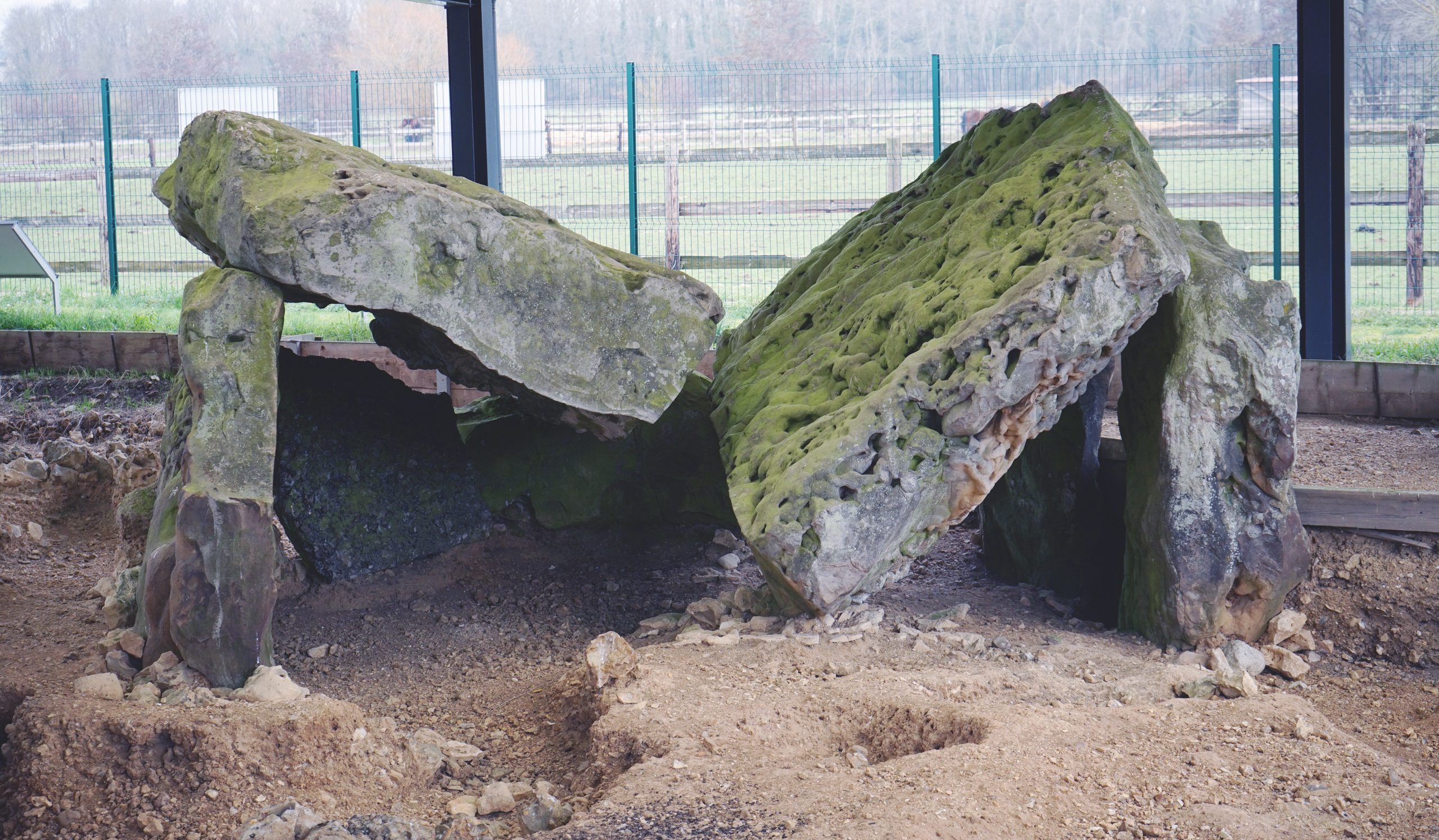 La table brisée du dolmen Petit à Maintenon (Eure-et-Loir)