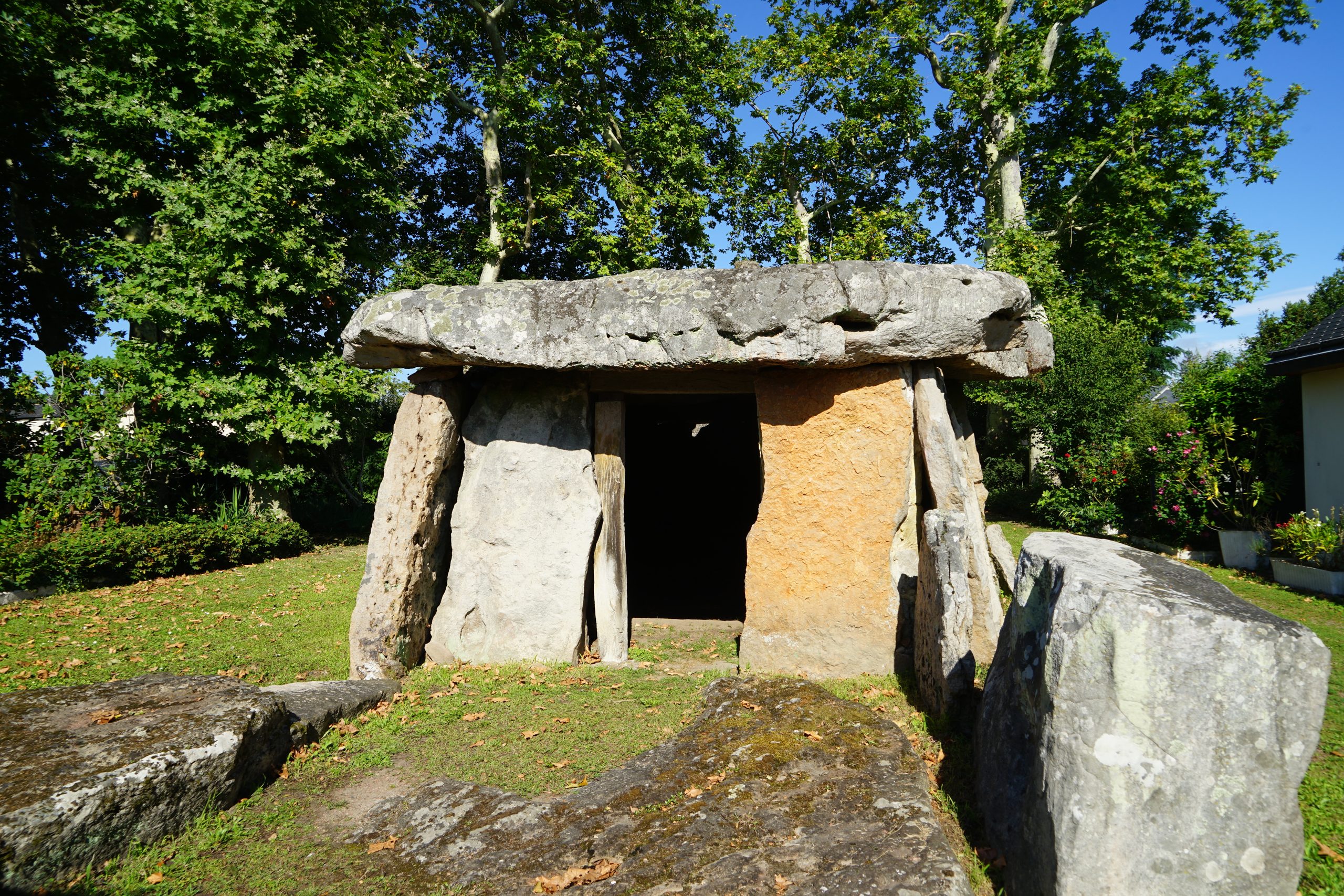 L’entrée du dolmen de Bagneux à Saumur (Maine-et-Loire)