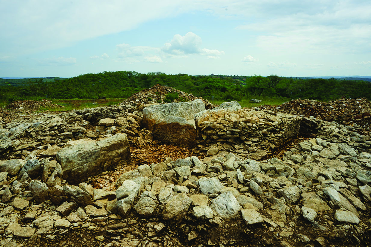 L’un des dolmens de Pech Laglaire en cours de fouille à Gréalou (Lot)