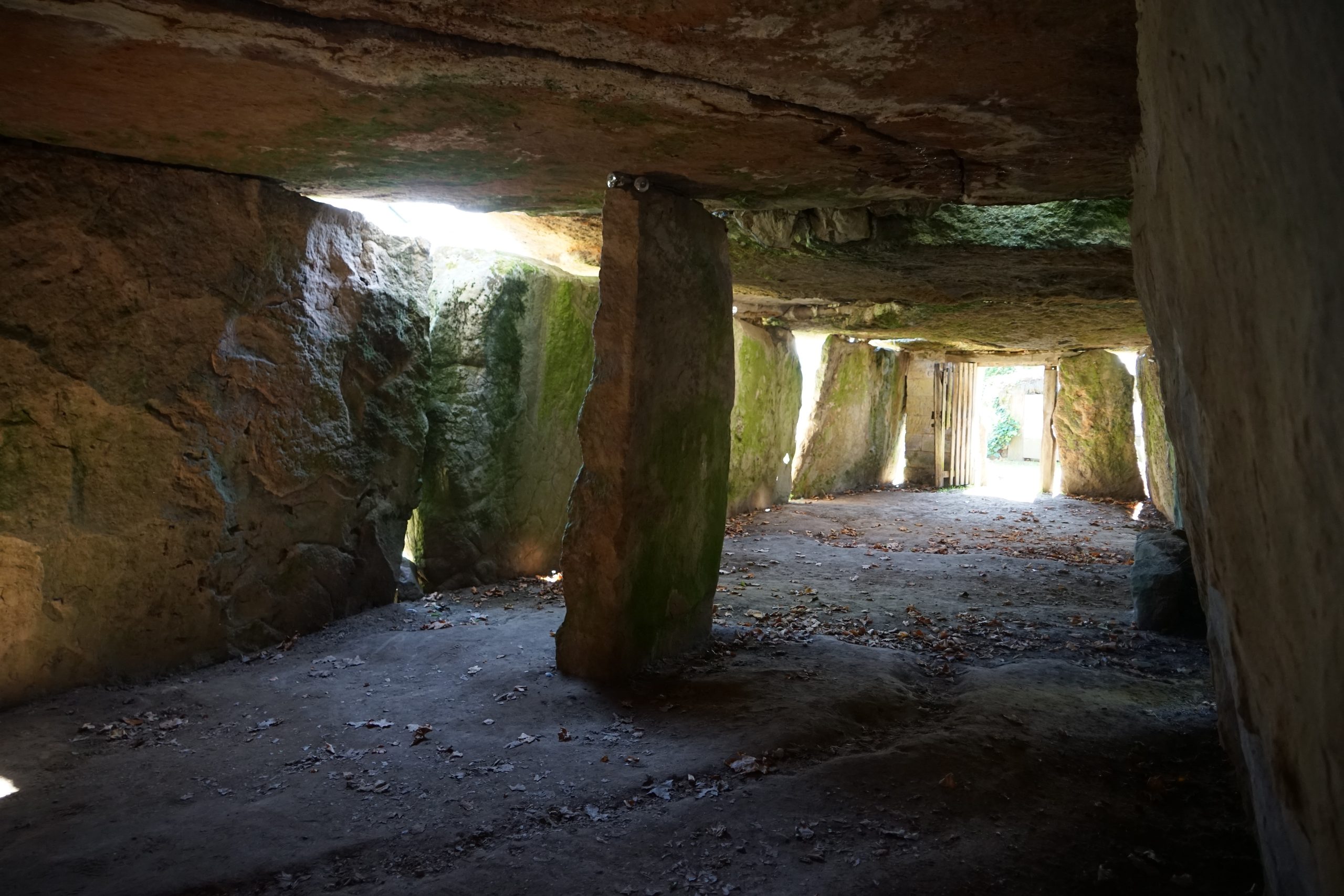 L’intérieur d’une taille phénoménale du dolmen de Bagneux à Saumur (Maine-et-Loire)
