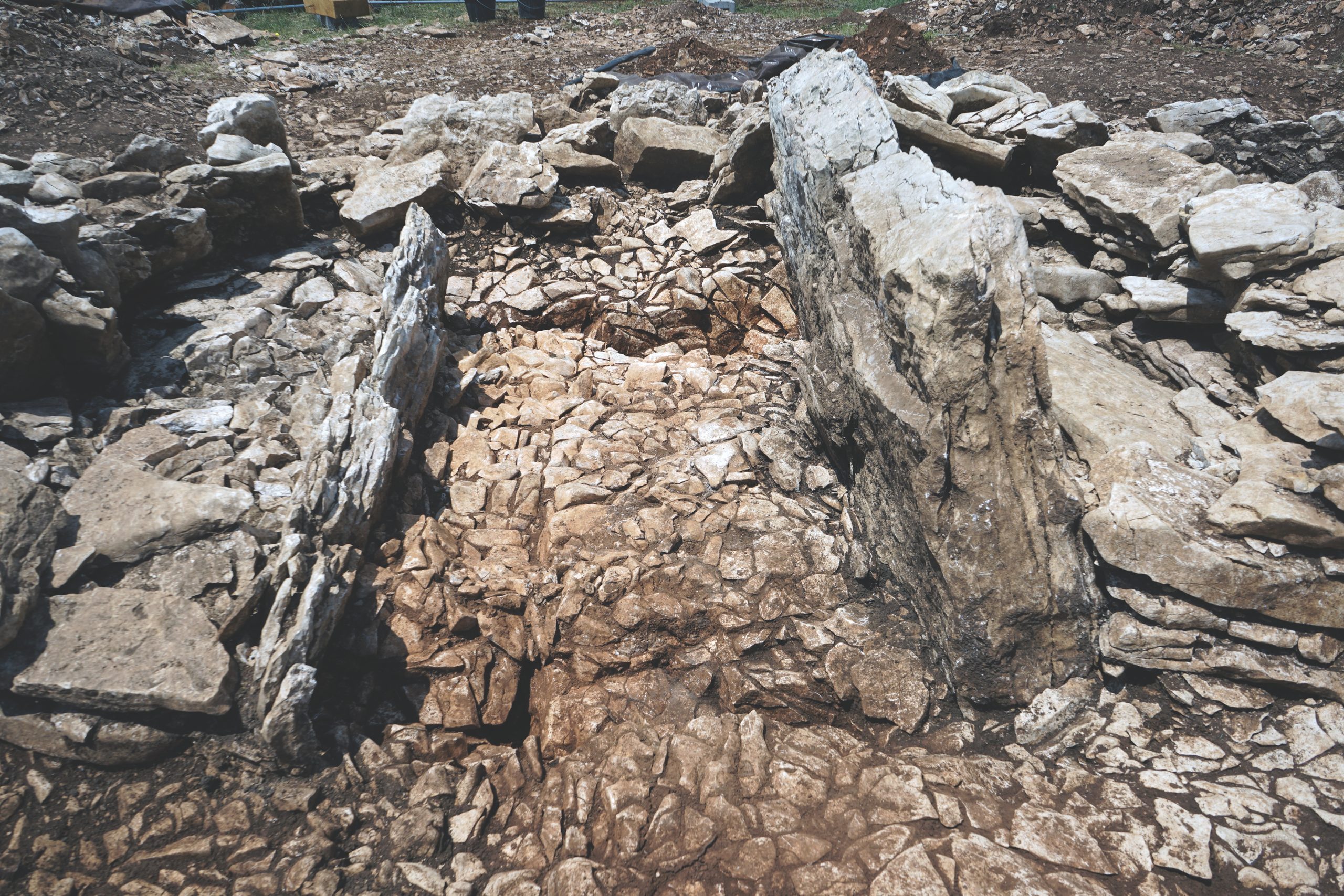 Le dolmen principal de Pech Laglaire à la fin de la fouille, à Gréalou (Lot)