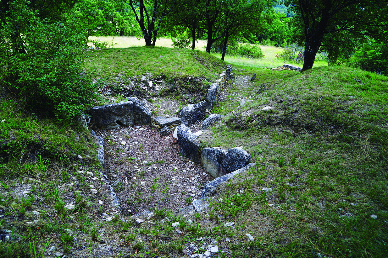 La chambre et le couloir du dolmen de La Motte de la Jacquille à Fontenille (Charente)