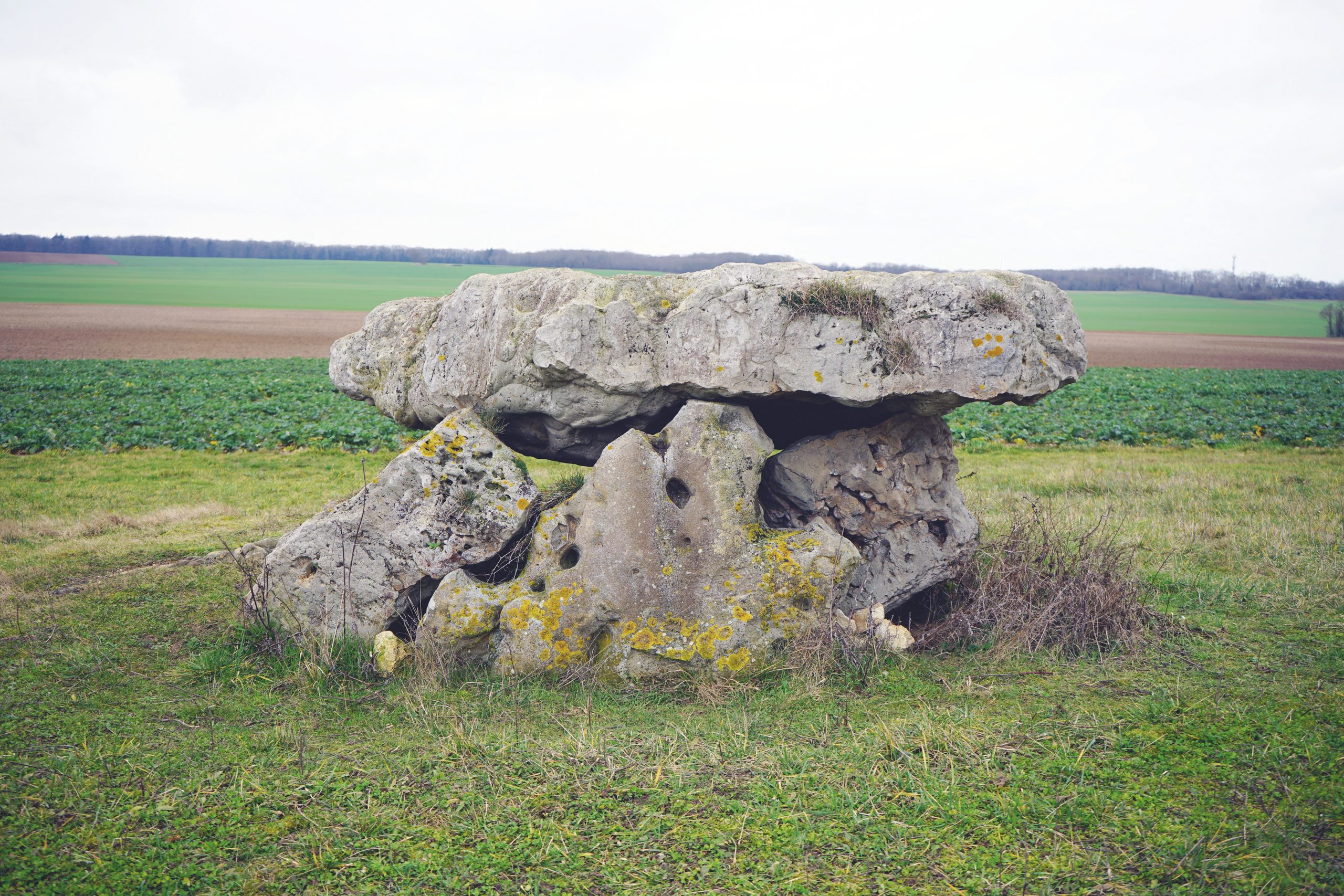 Le dolmen dans son état final de la Pierre Frite à Yermenonville (Eure-et-Loir)
