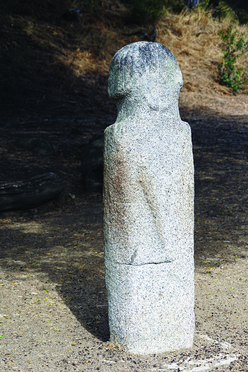 L’une des statues-menhirs du site préhistorique de Filitosa dans la vallée du Taravo à Sollacaro (Corse-du-Sud)