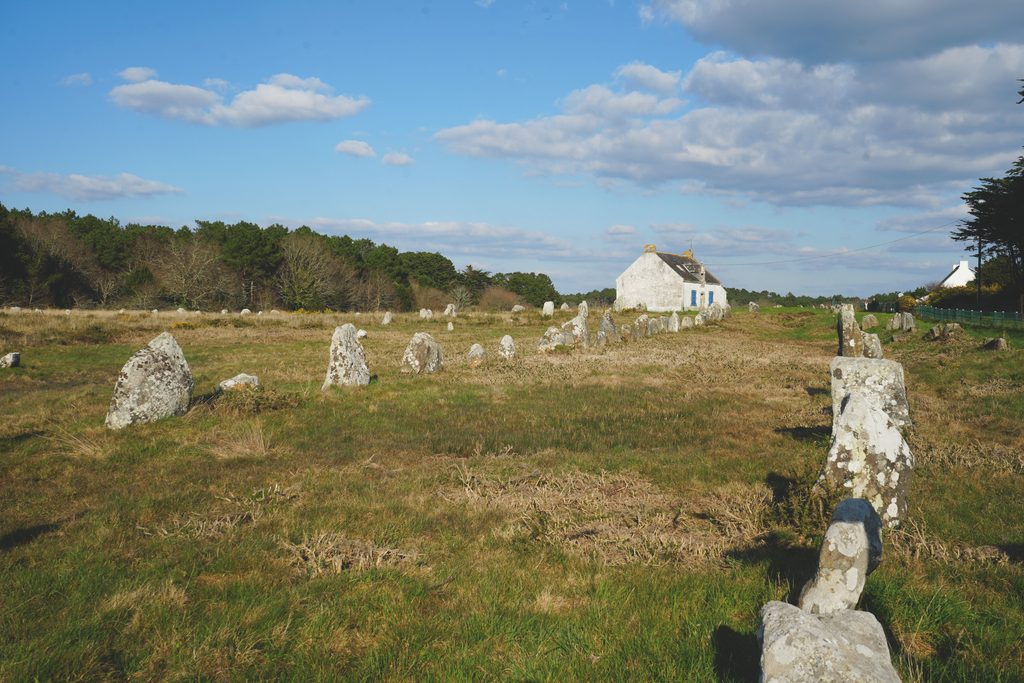 Menhirs, près de maisons, des alignements de Carnac (Morbihan)