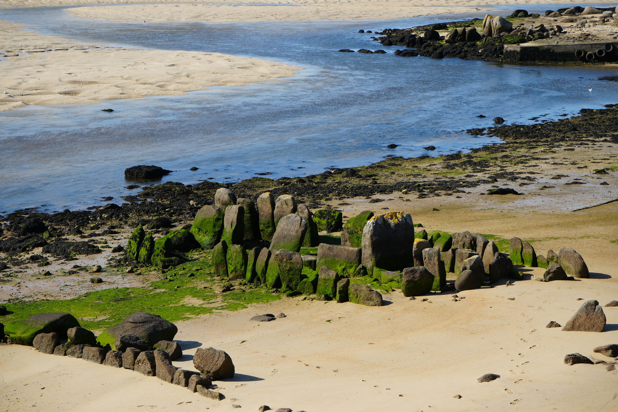 L'allée couverte de Guinirvit (ou Kernic) à marée basse à Plouescat (Finistère)