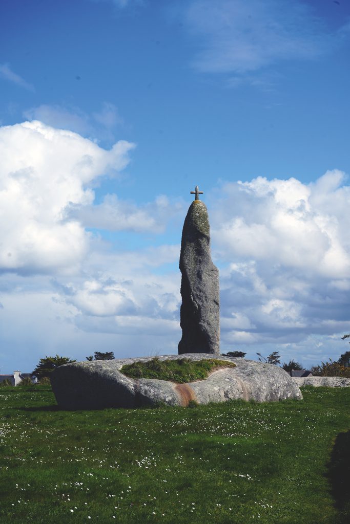 Menhir de Pontusval ou de Men Marz à Brignogan-Plages (Finistère)