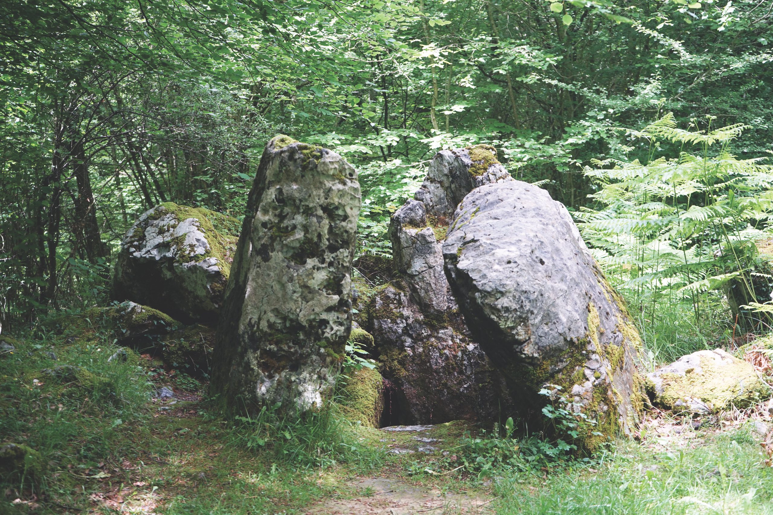 L’entrée du dolmen d'Ithé 1 à Aussurucq (Pyrénées-Atlantiques)