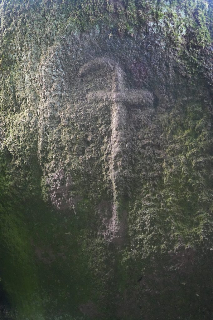 Crosse ou hache emmanchée sculptée de l'allée couverte du Mougau-Bihan à Commana (Finistère)