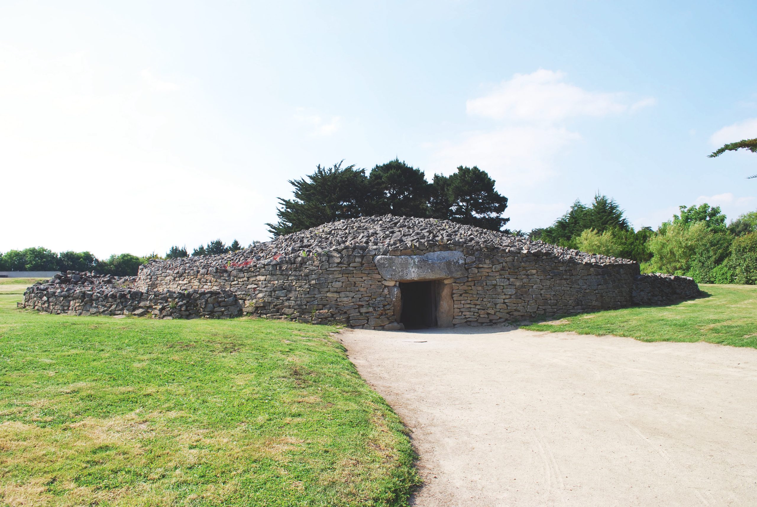 Le cairn et l’entrée du couloir de La Table des Marchands à Locmariaquer (Morbihan)