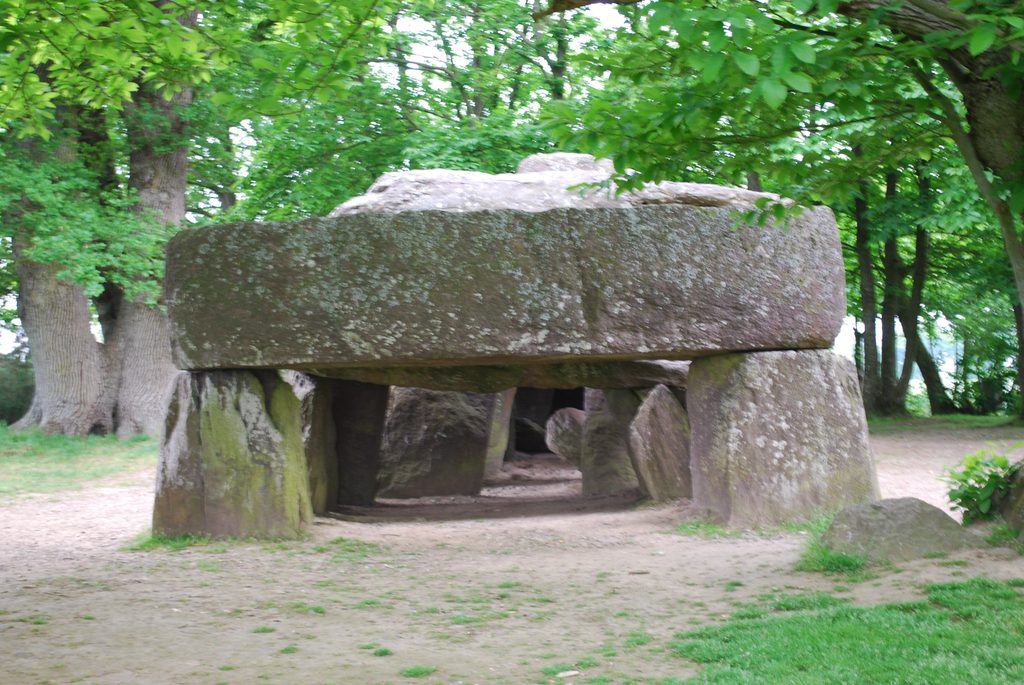 Le portique massif de l’allée couverte de la Roche-aux-Fées à Essé (Ille-et-Vilaine)