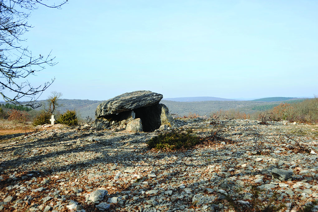 L’un des dolmens de Pech Laglaire sur le col du plateau à Gréalou (Lot)