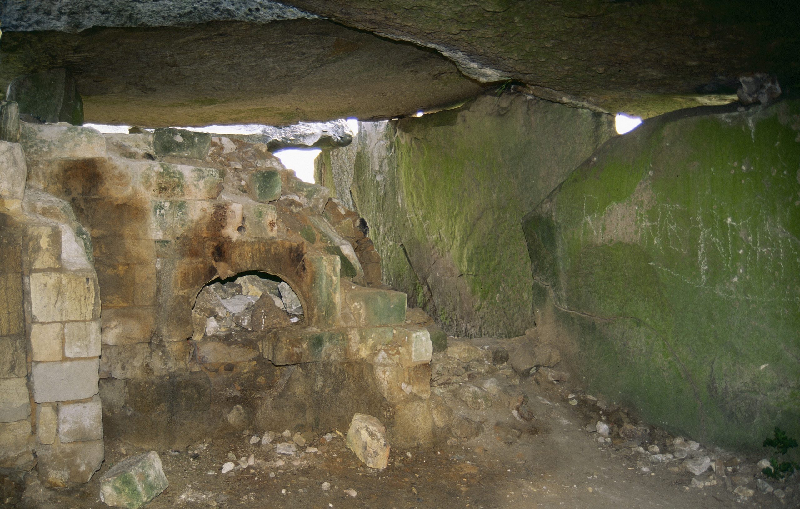 Le four à pain installé dans le dolmen de la Madeleine à Gennes (Maine-et-Loire)