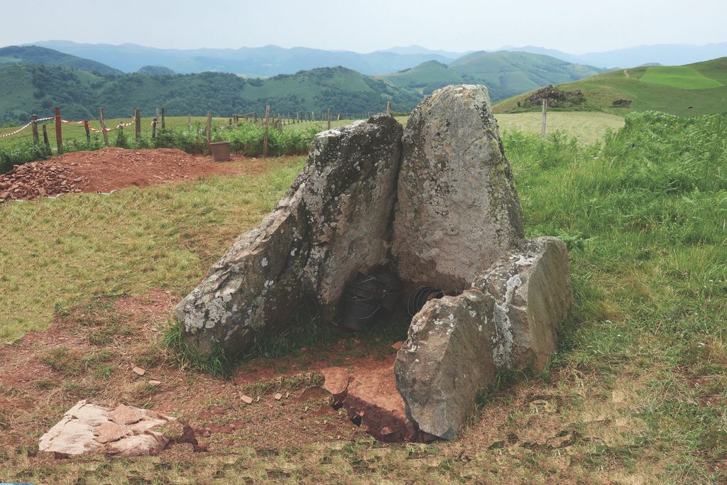 Le dolmen d’Armiague à Béhorléguy (Pyrénées-Atlantiques)