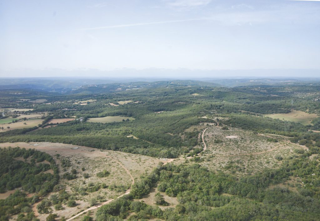 Vue du vaste territoire depuis les dolmens de Pech Laglaire à Gréalou (Lot)