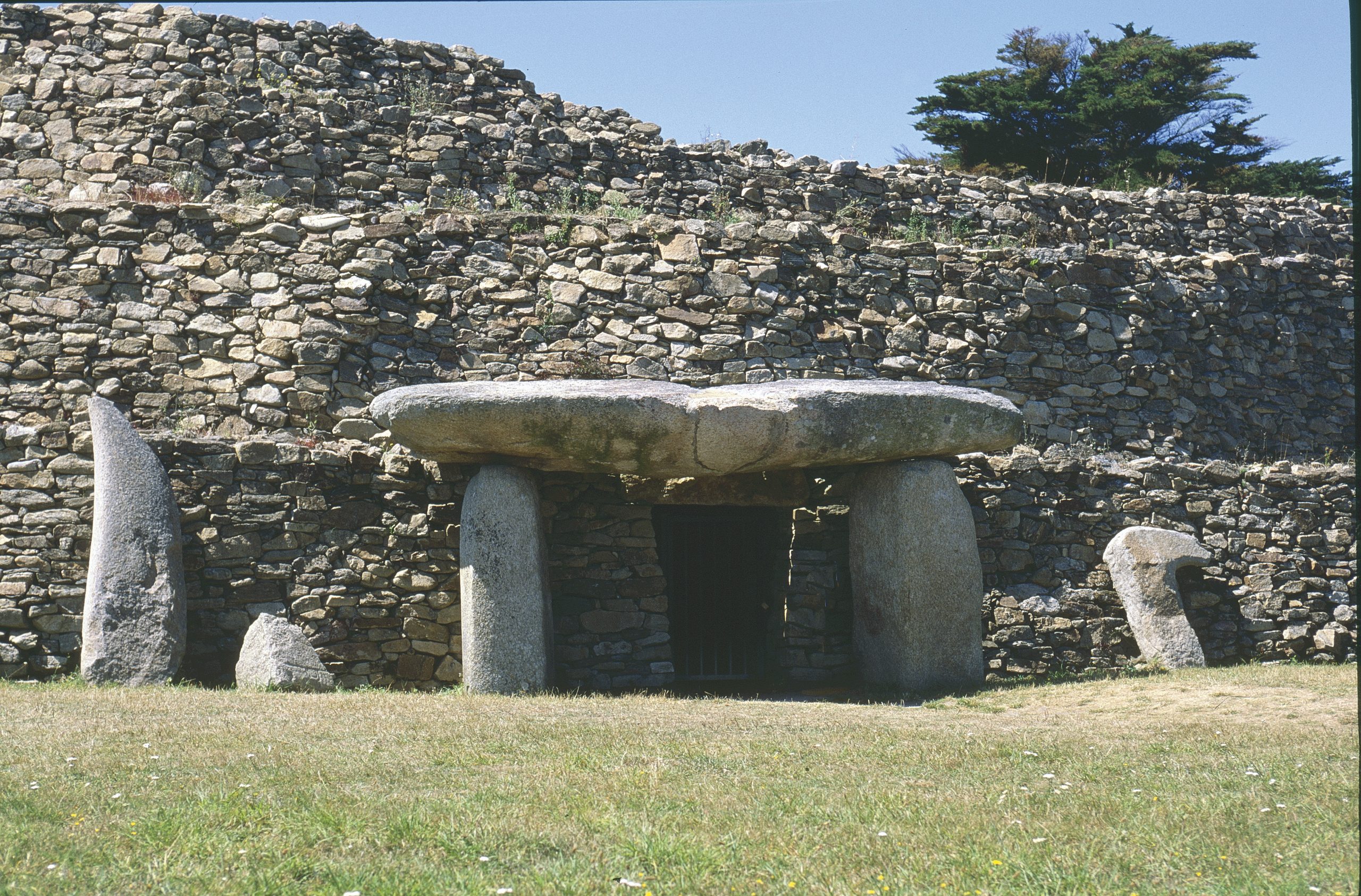 L’entrée d’un dolmen du cairn de Petit Mont à Arzon (Morbihan)