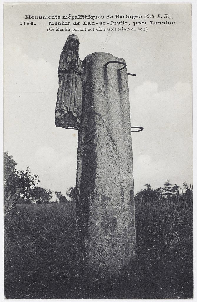 Carte postale ancienne du menhir Lan-ar-Justiz près Lannion (Côtes-d’Armor)