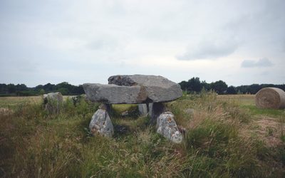 Dolmens à cellules latérales et dolmens transeptés