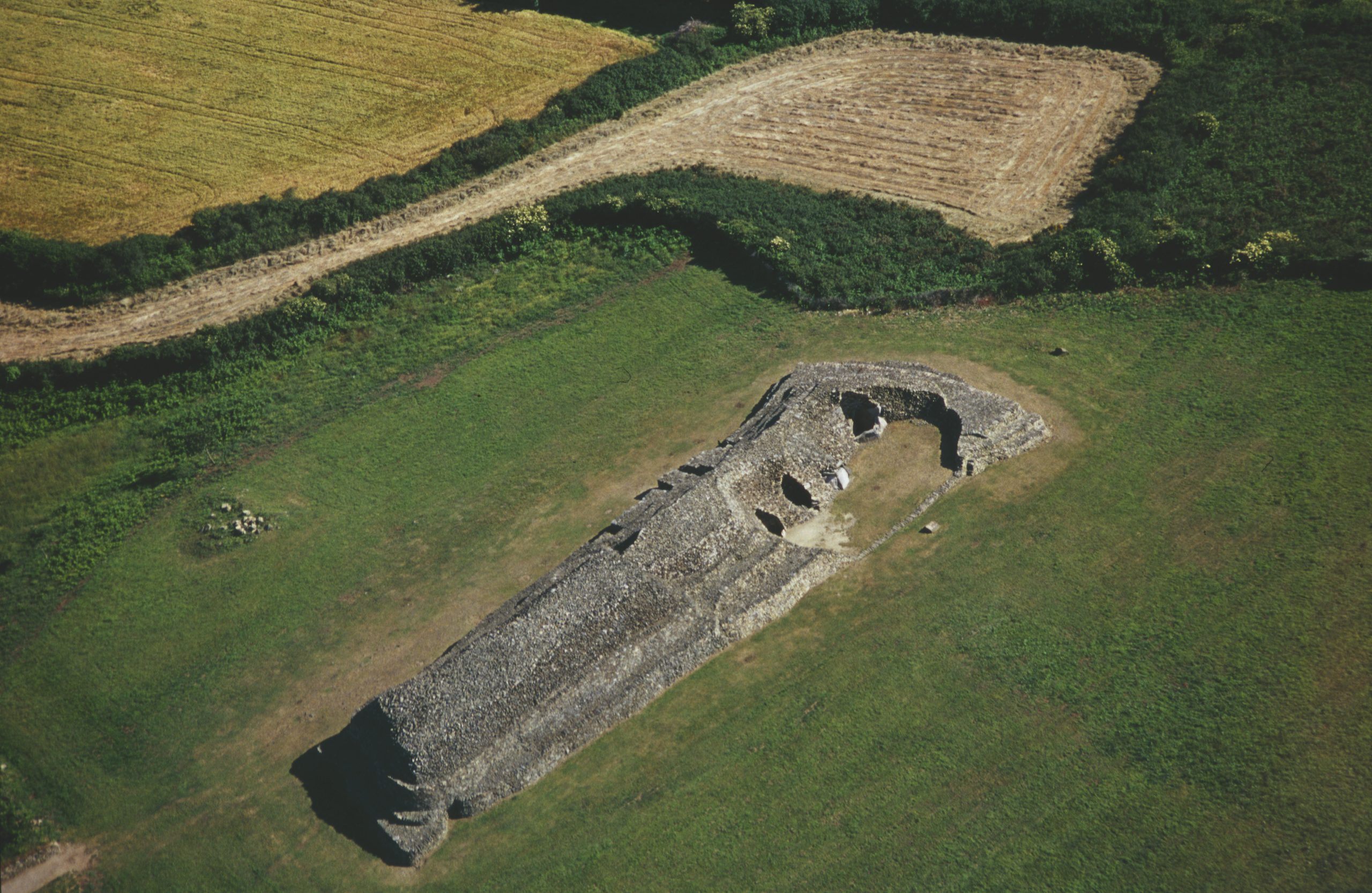 Le cairn de Barnenez vu d’avion à Plouezoc'h (Finistère)