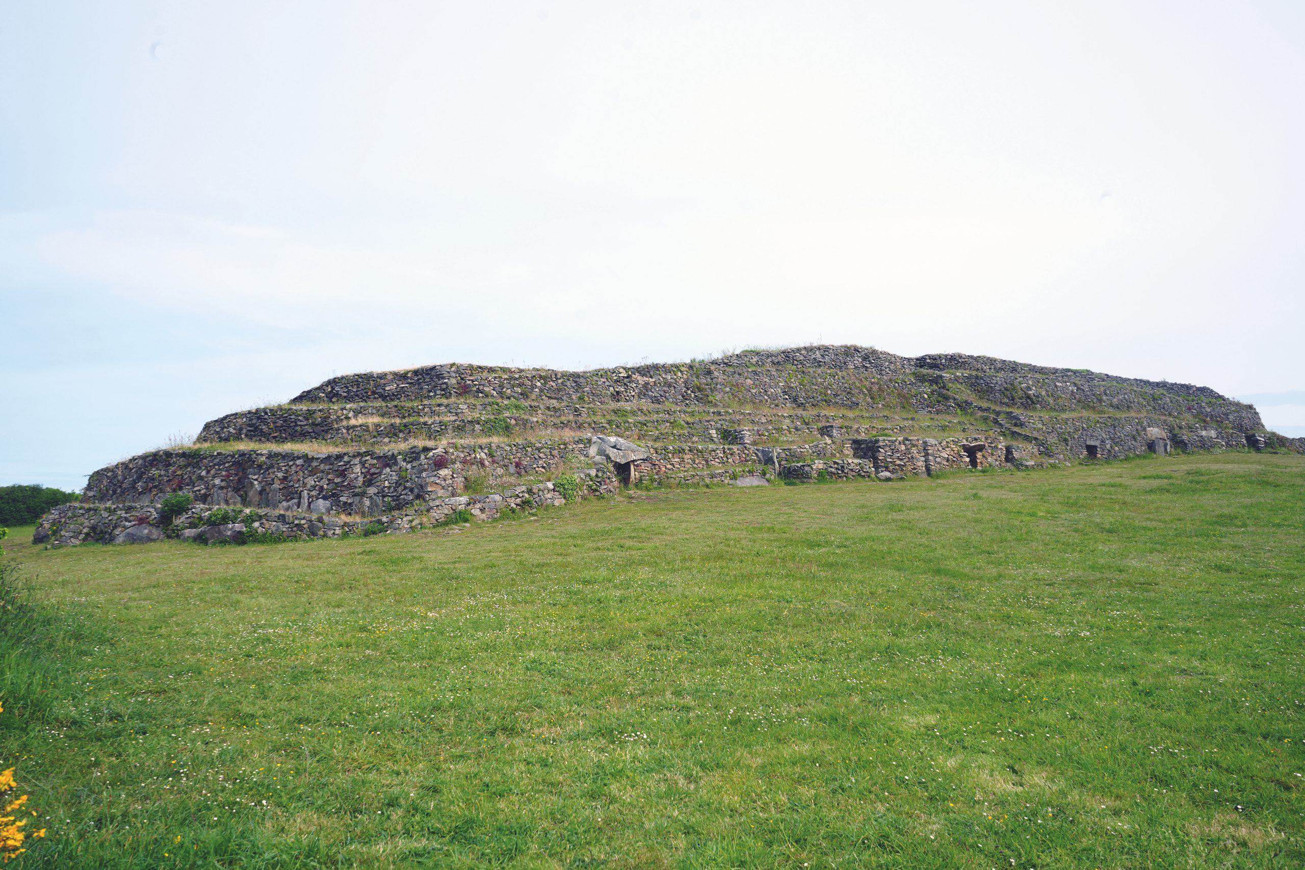 La façade des deux cairns de Barnenez réunis à Plouezoc'h (Finistère)