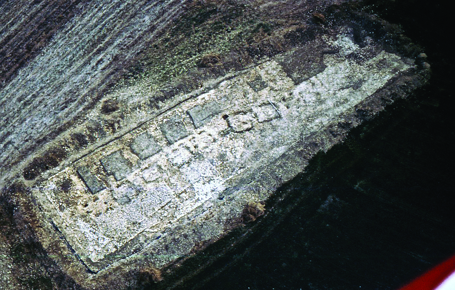 Vue aérienne lors des fouilles du tumulus du Planti à Availles-sur-Chizé (Deux-Sèvres)