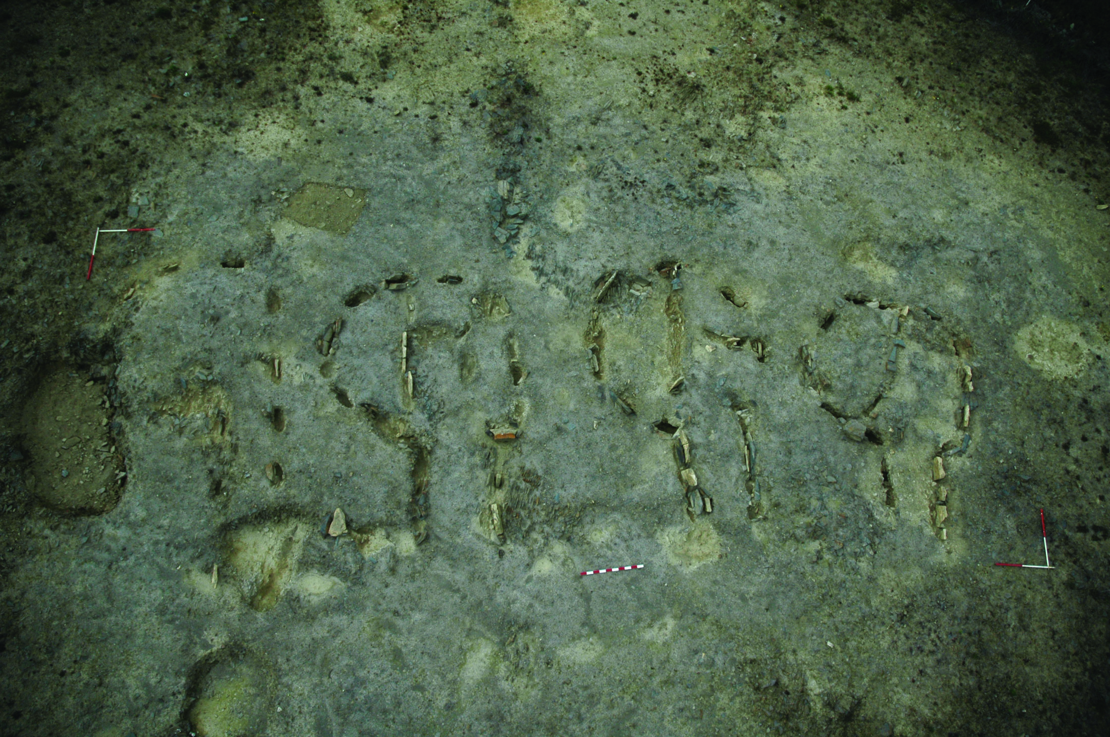 Les bases des différentes chambres du cairn de Croaz Dom Herry à Saint-Nicolas-du-Pelem (Côtes-d’Armor)